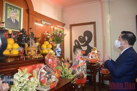 Đồng chí Nguyễn Trọng Nghĩa, Bí thư Trung ương Đảng, Trưởng Ban Tuyên giáo Trung ương dâng hương tưởng niệm cố Tổng Bí thư Lê Khả Phiêu.