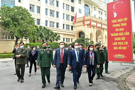 Chủ tịch Quốc hội Vương Đình Huệ và đoàn công tác thăm, chúc Tết Bộ Tư lệnh Thủ đô. (Ảnh: DUY LINH) 
