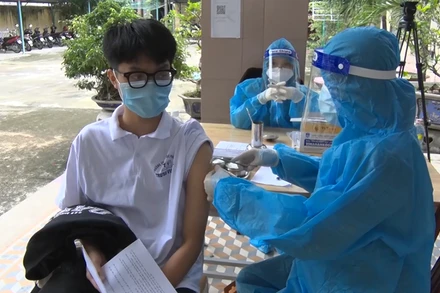 TP Quy Nhơn (tỉnh Bình Định) đẩy nhanh tiến độ tiêm vaccine phòng Covid-19 cho học sinh và trẻ em từ 12 đến 18 tuổi.