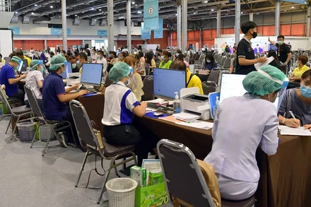 Thái Lan đẩy nhanh công tác tiêm chủng vaccine ngừa Covid-19 trong bối cảnh biến chủng Omicron đang lan mạnh. (Ảnh: Reuters)