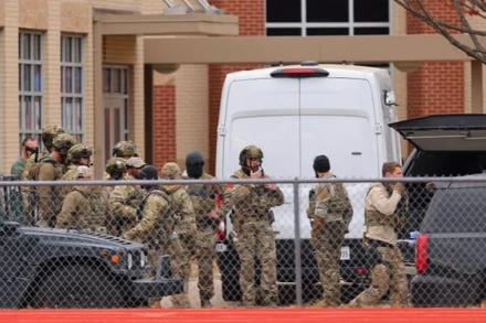 Các thành viên SWAT triển khai gần giáo đường Do Thái ở Colleyville, Texas. (Nguồn: AFP)