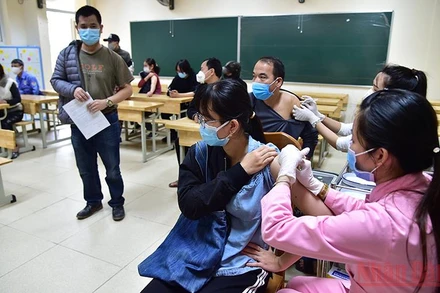 TP Hà Nội tiêm vaccine cho người dân. (Ảnh: THÀNH ĐẠT)