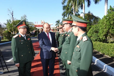 Chủ tịch nước Nguyễn Xuân Phúc thăm hỏi, động viên các tướng lĩnh Quân khu 5.