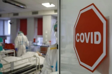 Điều trị bệnh nhân Covid-19 tại Bệnh viện Bộ Nội vụ Ba Lan ở Warsaw, Ba Lan, ngày 8/11/2021. (Ảnh: REUTERS)