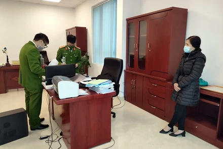 Công an tỉnh Bắc Giang khám xét nơi làm việc của Nguyễn Thị Song Hà.