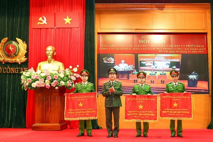 Thứ trưởng Công an Trần Quốc Tỏ thừa ủy quyền của Thủ tướng Chính phủ, tặng Cờ Thi đua xuất sắc của Chính phủ cho các học viện, trường Công an nhân dân tại Hội nghị Tổng kết công tác giáo dục, đào tạo năm 2021 và triển khai công tác giáo dục, đào tạo năm 2022 trong Công an nhân dân.