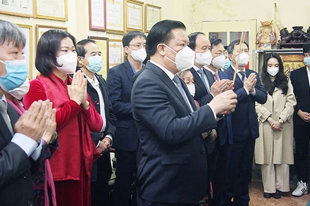 Các đồng chí lãnh đạo thành phố Hà Nội dâng hương tưởng niệm đồng chí Nguyễn Phong Sắc. Ảnh: dangcongsan.vn