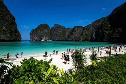 Du khách thăm vịnh Maya nổi tiếng ở tỉnh Krabi. (Ảnh: Reuters)