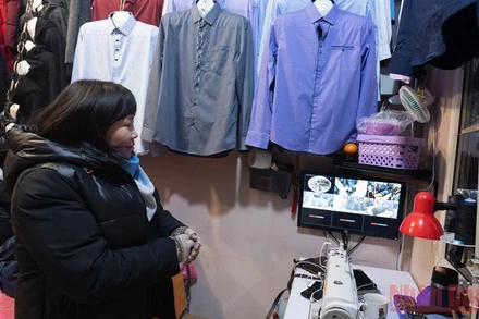 Chị Trần Thị Hằng quản lý ki-ốt từ xa. (Ảnh: THANH THỂ)