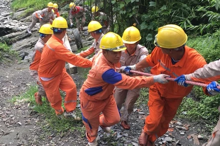Công nhân Công ty Điện lực Hà Giang kéo điện về vùng cao.