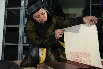 In dập tài liệu Mộc bản Triều Nguyễn. Ảnh: Bộ Văn hóa, Thể thao và Du lịch