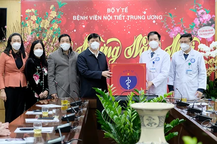  Bộ trưởng tặng quà, động viên cán bộ thầy thuốc Bệnh viện Nội tiết trung ương