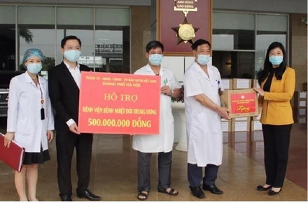 Lãnh đạo Mặt trận Tổ quốc thành phố Hà Nội tặng quà động viên cán bộ, bác sĩ Bệnh viện Nhiệt đới Trung ương.
