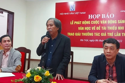 Ban Chấp hành Hội Nhà văn Việt Nam trao đổi tại buổi họp báo.