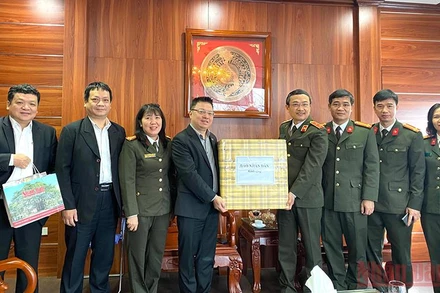 Tổng Biên tập Báo Nhân Dân Lê Quốc Minh trao quà, chúc Tết lãnh đạo và cán bộ Cục Công tác Đảng và công tác chính trị (Bộ Công an).