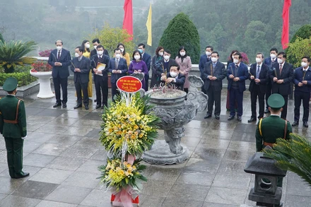 Lãnh đạo tỉnh Cao Bằng dâng hương tại Đền thờ Chủ tịch Hồ Chí Minh tại Khu di tích quốc gia đặc biệt Pác Bó, xã Trường Hà, huyện Hà Quảng (Cao Bằng).