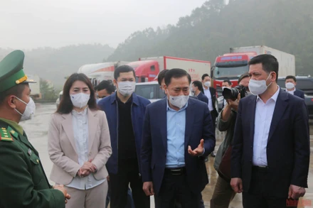 Bộ trưởng Công thương Nguyễn Hồng Diên cùng lãnh đạo UBND tỉnh Lạng Sơn và đoàn công tác khảo sát thực tế tại đường chuyên dụng xuất, nhập khẩu cửa khẩu quốc tế Hữu Nghị, Cao Lộc (Lạng Sơn). (Ảnh: LÊ MINH) 