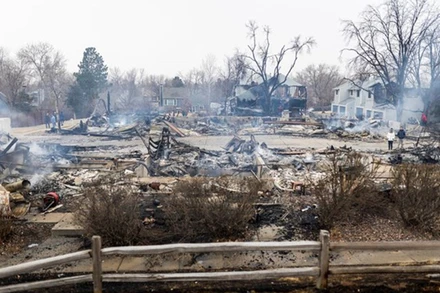 Lửa đã thiêu rụi trên diện tích 2.430 ha, khiến hàng nghìn người phải đi sơ tán. (Ảnh: Reuters)