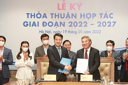 Ngô Văn Cương, Bí thư Trung ương Đoàn và Đỗ Chí Thanh, Phó Tổng Giám đốc PVN trao biên bản thỏa thuận hợp tác giai đoạn 2022-2027.