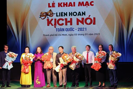 Ban tổ chức tặng hoa các thành viên Hội đồng nghệ thuật.