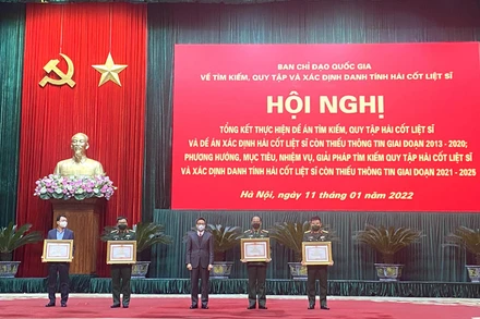 Phó Thủ tướng Vũ Đức Đam trao Bằng khen của Thủ tướng Chính phủ tặng một số tập thể có thành tích xuất sắc trong công tác tìm kiếm, quy tập, xác định danh tính hài cốt liệt sĩ thiếu thông tin. 