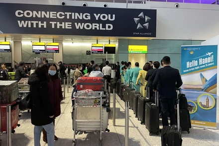 Phi hành đoàn và hành khách tại sân bay Paris Charles-de-Gaulle (Pháp) chuẩn bị lên chuyến bay VN18 về Hà Nội. (Ảnh: Vietnam Airlines cung cấp)