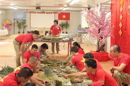 Các cán bộ, y bác sĩ Bệnh viện dã chiến cấp 2 số 3 gói bánh chưng tại Phái bộ ở Nam Sudan (Ảnh: Báo Quân đội Nhân dân)