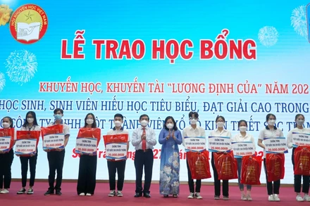 Trao học bổng cho tân sinh viên hiếu học tiêu biểu của Chương trình “Tiếp bước cho em đến trường”.