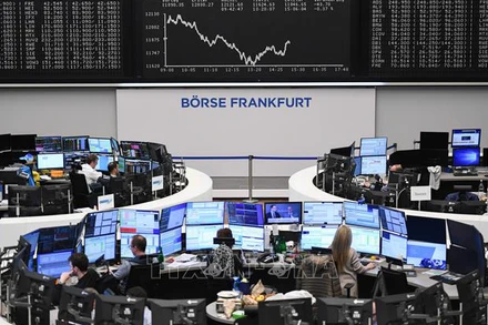 Giao dịch viên tại Sàn giao dịch chứng khoán Frankfurt, Đức. (Ảnh: THX/TTXVN)