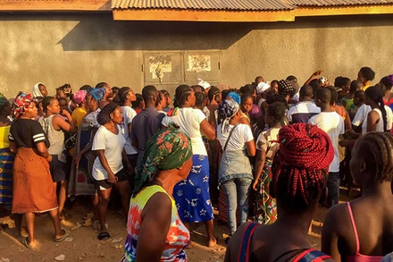 Người dân tập trung bên ngoài một bệnh viện, nơi các nạn nhân của vụ giẫm đạp được đưa đến. (Ảnh: AP)