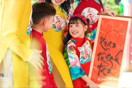 Hình ảnh xuân đoàn viên ấm áp trong clip "Việt Nam: Đi Để Yêu! - Xuân đoàn viên". (Ảnh chụp màn hình) 