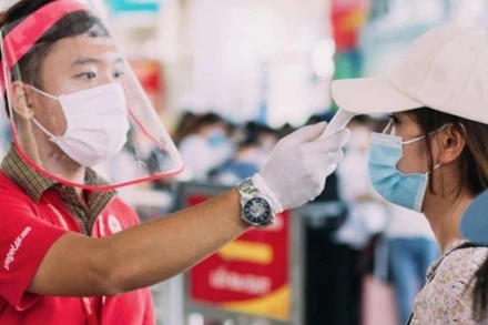 Kiểm tra thân nhiệt hành khách bay nội địa. (Ảnh: Cục Hàng không Việt Nam cung cấp)