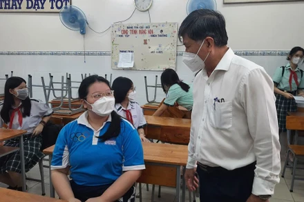 Giám đốc Sở Giáo dục và Đào tạo TP Hồ Chí Minh Nguyễn Văn Hiếu kiểm tra công tác phòng, chống dịch Covid-19 tại Trường THCS Lý Phong, quận 5. 