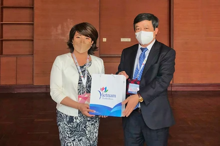 Thứ trưởng Đoàn Văn Việt tặng quà kỷ niệm bà Liz Ortiguera 