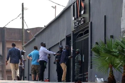 Bên ngoài hộp đêm Liv’s ở Yaounde, Cameroon, nơi vừa xảy ra vụ hỏa hoạn kinh hoàng. (Ảnh: Getty Images)