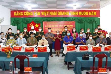 Đoàn công tác Quân khu 9 tặng quà cho người dân huyện Mỹ Tú. 