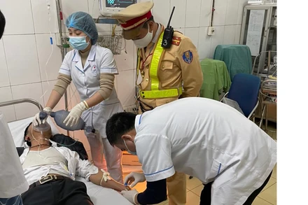 Cảnh sát giao thông đưa lái xe gặp nạn đi cấp cứu kịp thời.