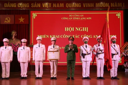 Thiếu tướng Lê Quốc Hùng, Ủy viên Trung ương Đảng, Thứ trưởng Công an trao tặng Huân chương Chiến công hạng Nhì cho tập thể Phòng Cảnh sát giao thông.