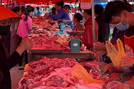 Thịt bò, thịt lợn (loại bình thường) được bày bán tại chợ ở Lào đều là sản phẩm chế biến trong nước. (Ảnh: XUÂN SƠN)