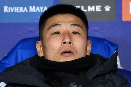 Wu Lei trên băng ghế dự bị Espanyol. (Ảnh: MundoDeportivo)