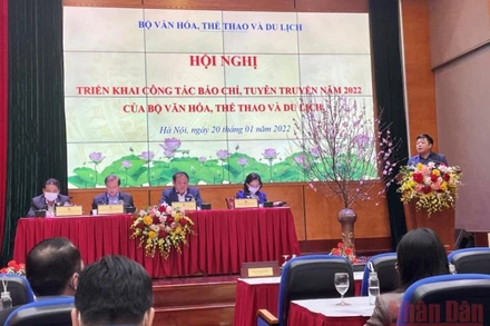 Đồng chí Quế Đình Nguyên, Phó Tổng biên tập báo Nhân Dân phát biểu ý kiến.