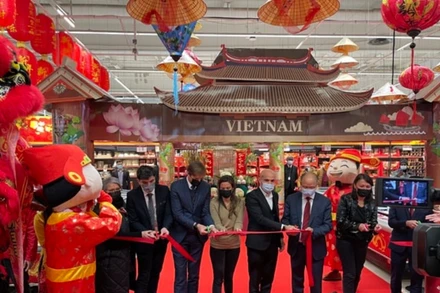 Đại sứ Đinh Toàn Thắng (thứ 3 từ bên phải) dự lễ cắt băng khai trương tuần lễ hàng Tết Việt Nam.