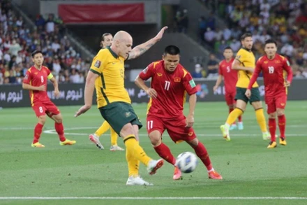 Tiền đạo Phạm Tuấn Hải tranh bóng cùng trung vệ Aaron Mooy của Australia. (Ảnh: VFF)