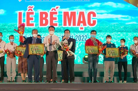 Chủ tịch UBND tỉnh Vĩnh Long Lữ Quang Ngời trao giải Nhất cuộc thi Gạo ngon thương hiệu Việt cho sản phẩm gạo Ngọc trời Thiên Vương (LT 28) của Công ty cổ phần Tập đoàn Lộc Trời.