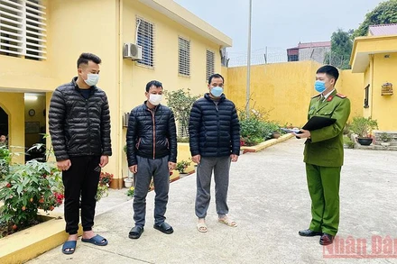 Ba đối tượng đưa và nhận hối lộ bị công an tỉnh bắt tạm giam để làm rõ vụ án.