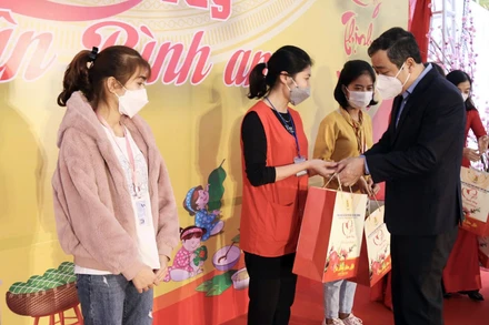 Bí thư Tỉnh ủy Thái Bình Ngô Đông Hải trao quà Tết cho công nhân khu công nghiệp Nguyễn Đức Cảnh (thành phố Thái Bình).