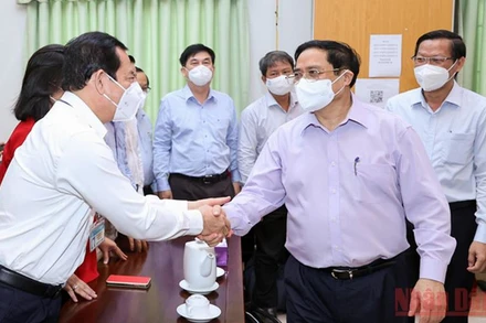 Thủ tướng Phạm Minh Chính thăm, chúc Tết và tặng quà đội ngũ cán bộ, y bác sĩ, nhân viên y tế Thành phố Hồ Chí Minh. (Ảnh: Nhật Bắc)