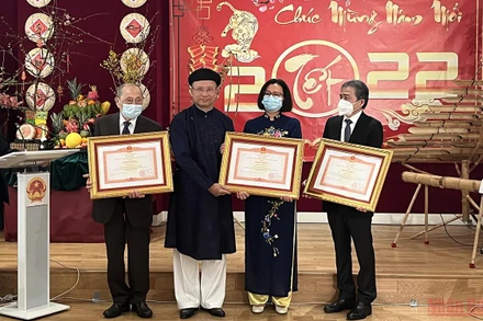 Trao tặng Bằng khen của Thủ tướng Chính phủ.