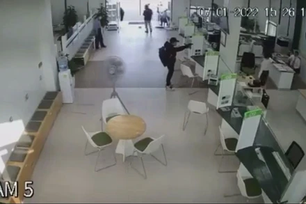 Hình ảnh tên cướp trong phòng giao dịch ngân hàng được camera ghi lại.
