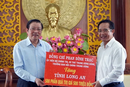 Trưởng Ban Nội chính Trung ương Phan Đình Trạc trao 500 phần quà Tết cho hộ nghèo, người dân gặp khó khăn do ảnh hưởng của dịch bệnh Covid-19 tại tỉnh Long An.